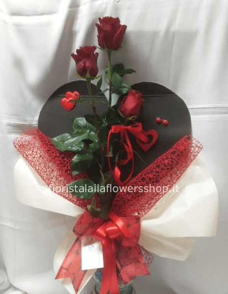 tre rose rosse con sagoma a cuore