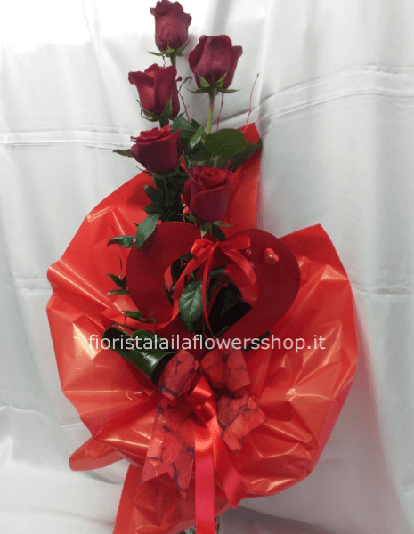 mazzo con cinque rose rosse 
