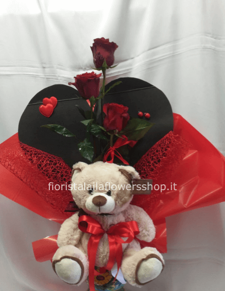 tre rose rosse con pupazzo e sagoma a cuore